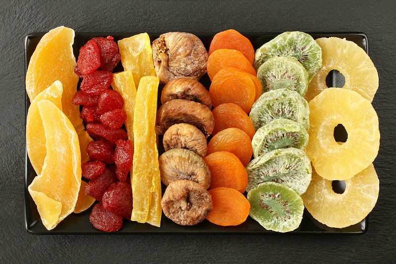 千庫網(wǎng)_芒果、木瓜、獼猴桃、菠蘿、干草莓、無花果、杏子等水果, 躺在黑色石頭表面的黑色陶瓷板上。宏觀_攝影圖編號20106491